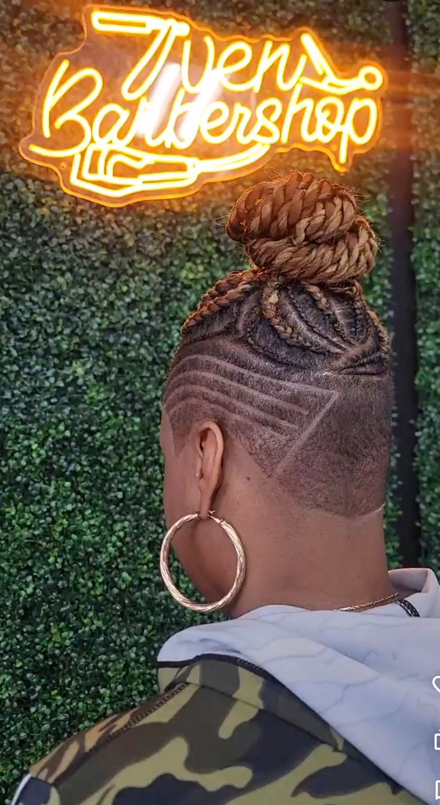 Tresses — devant l'enseigne 7ven