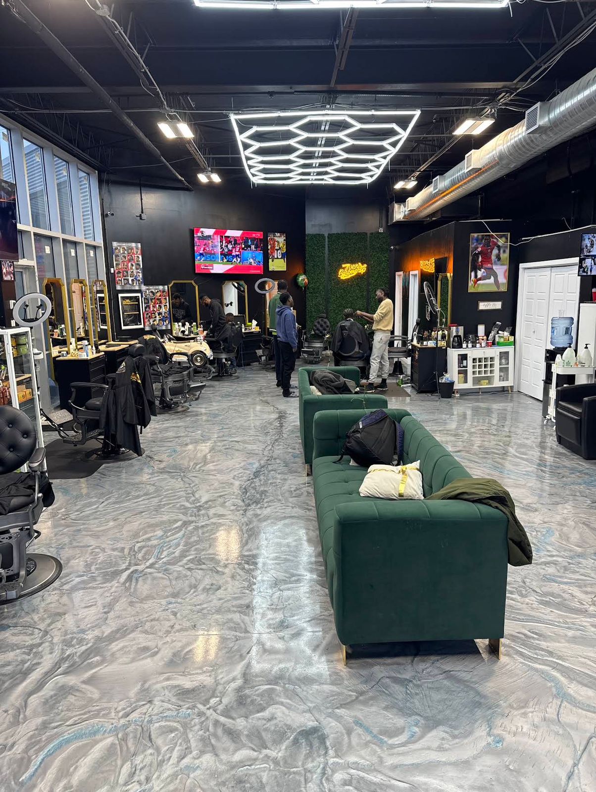 7ven Barbershop — vue d'ensemble du salon